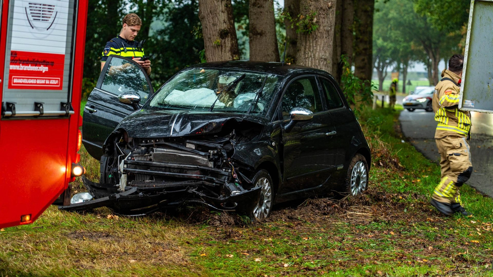 Foto: Auto raakt aan het tollen en botst tegen boom bij Garderen