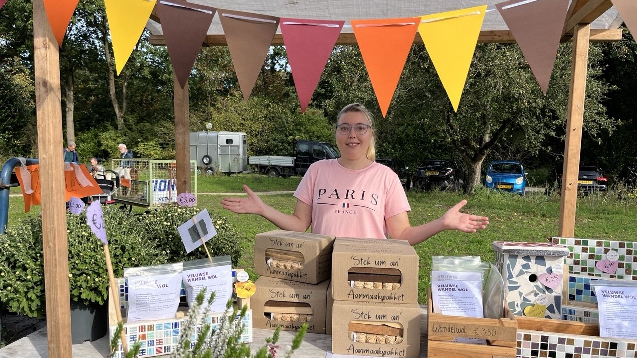 Annelies (33) en Gerrit (62) dragen bij aan de Boerenmarkt: 'Mensen vermaken is leuk'