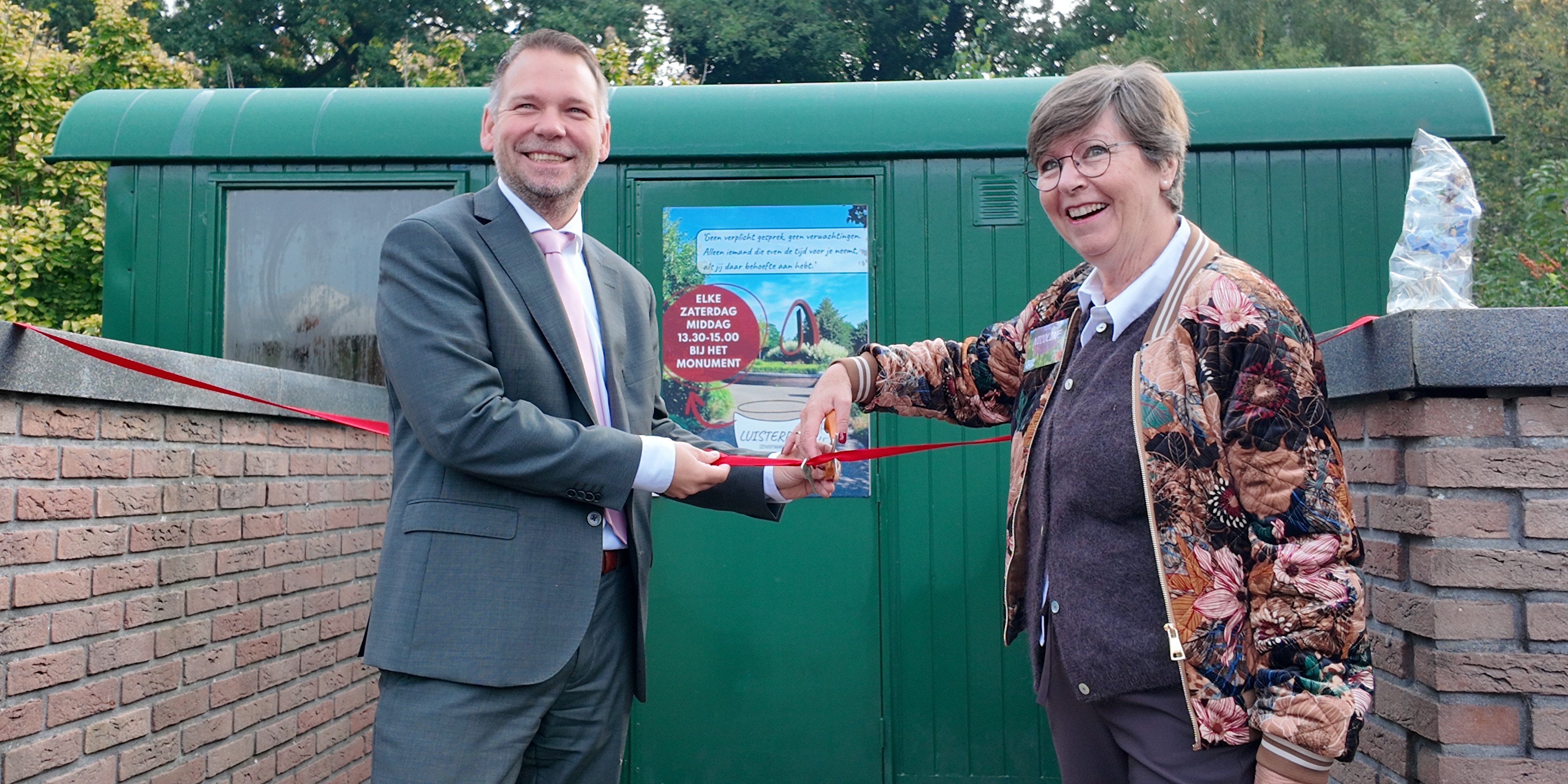 Foto: Luisterplek op begraafplaats Putten geopend: van oude keet naar warme plek