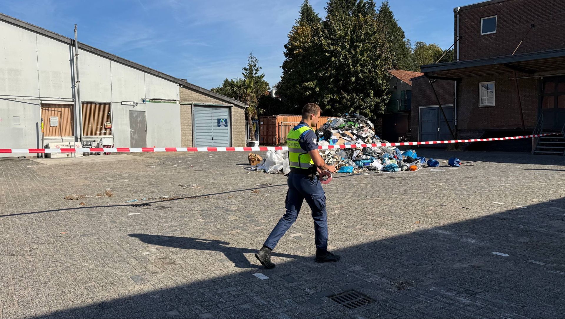 Vuilniswagen stort smeulende lading bij tankstation in Nunspeet