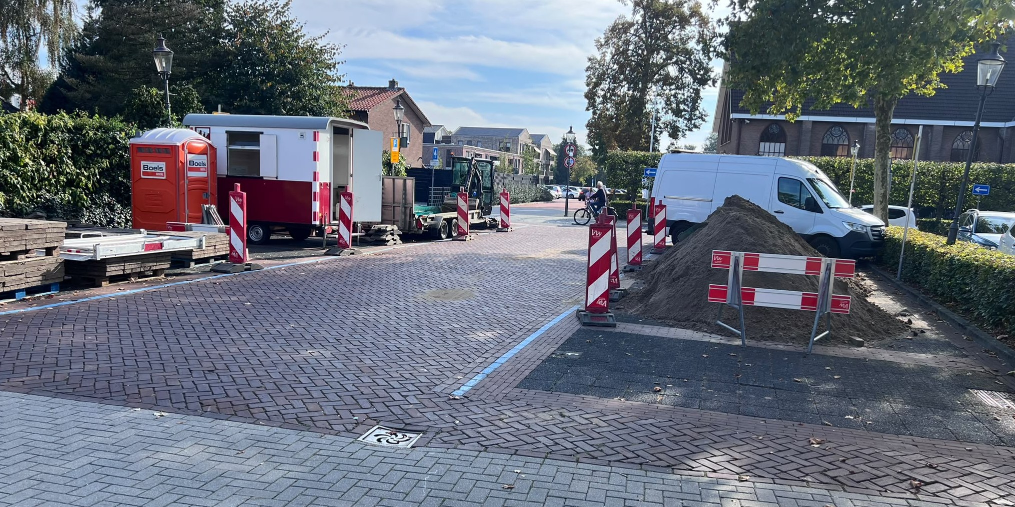Foto: Parkeerpleintje achter Dorpspad in Nunspeet grotendeels afgesloten