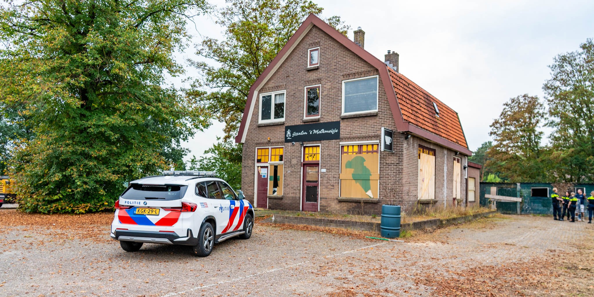 Foto: Politie omsingelt leegstaand pand Het Melkmeisje in Putten