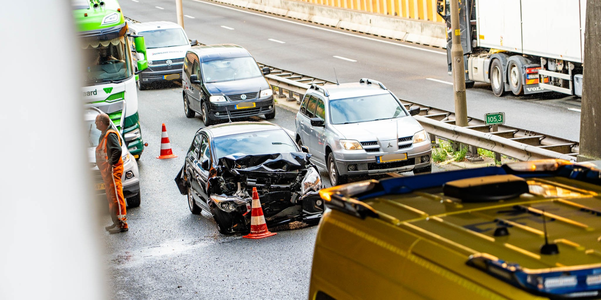Foto: Drie voertuigen botsen op aquaduct bij Harderwijk