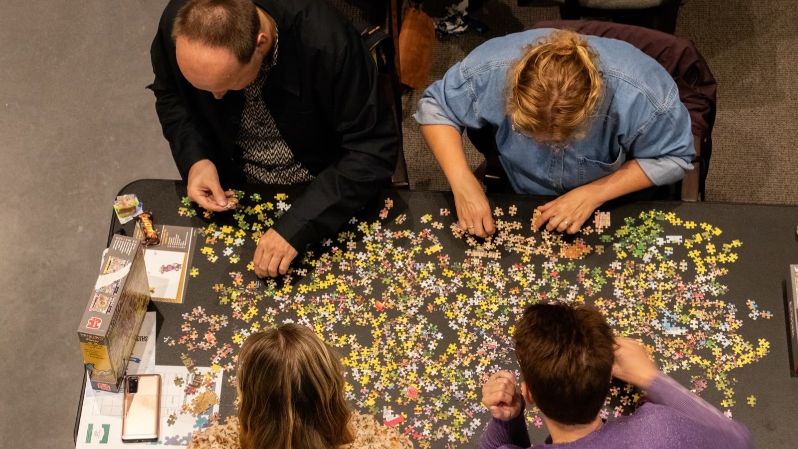 Geen tijd om te kletsen: fanatieke puzzelaars strijden tijdens kampioenschap in Garderen
