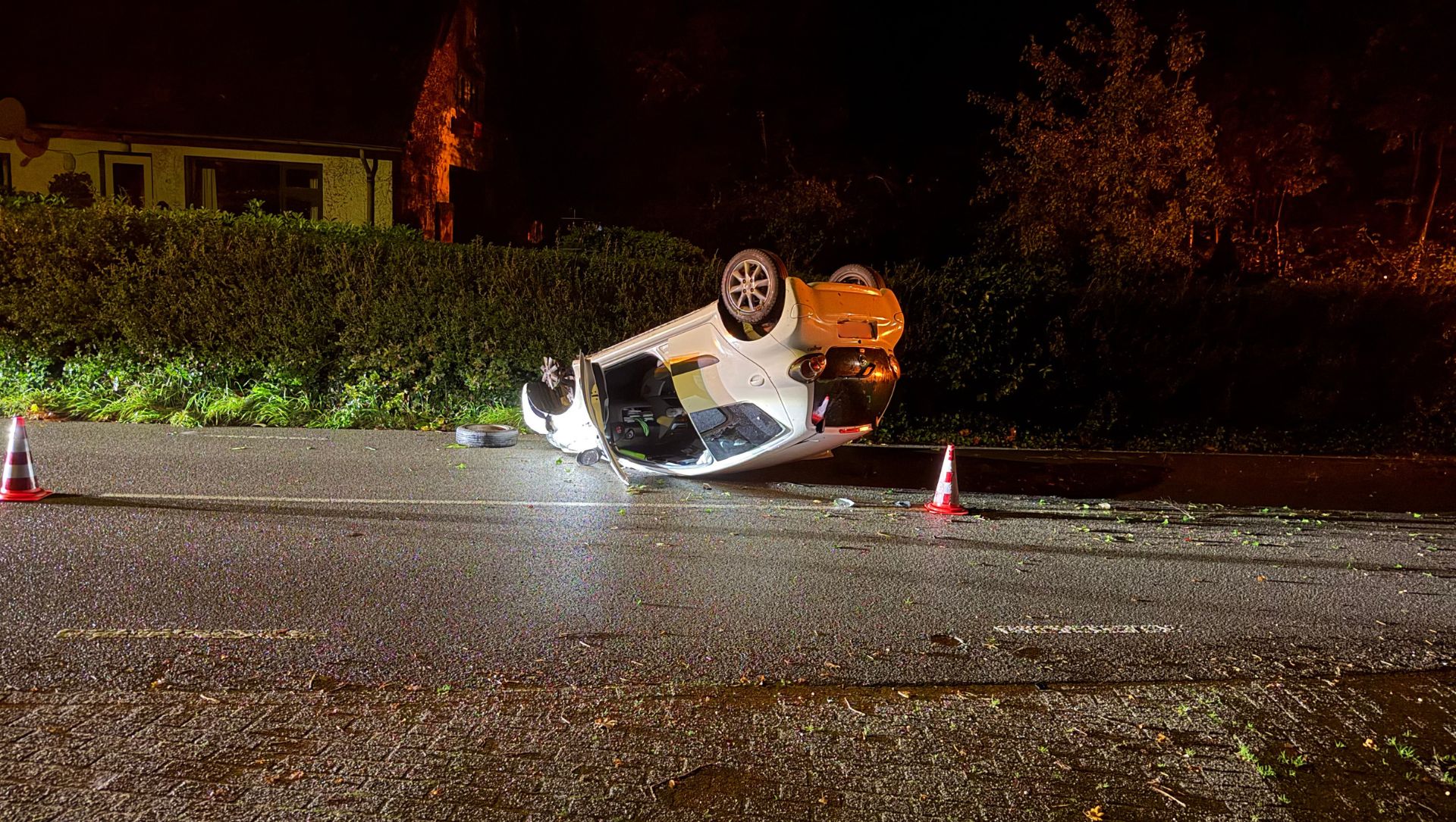 Auto slaat over de kop op Koningsweg bij Garderen