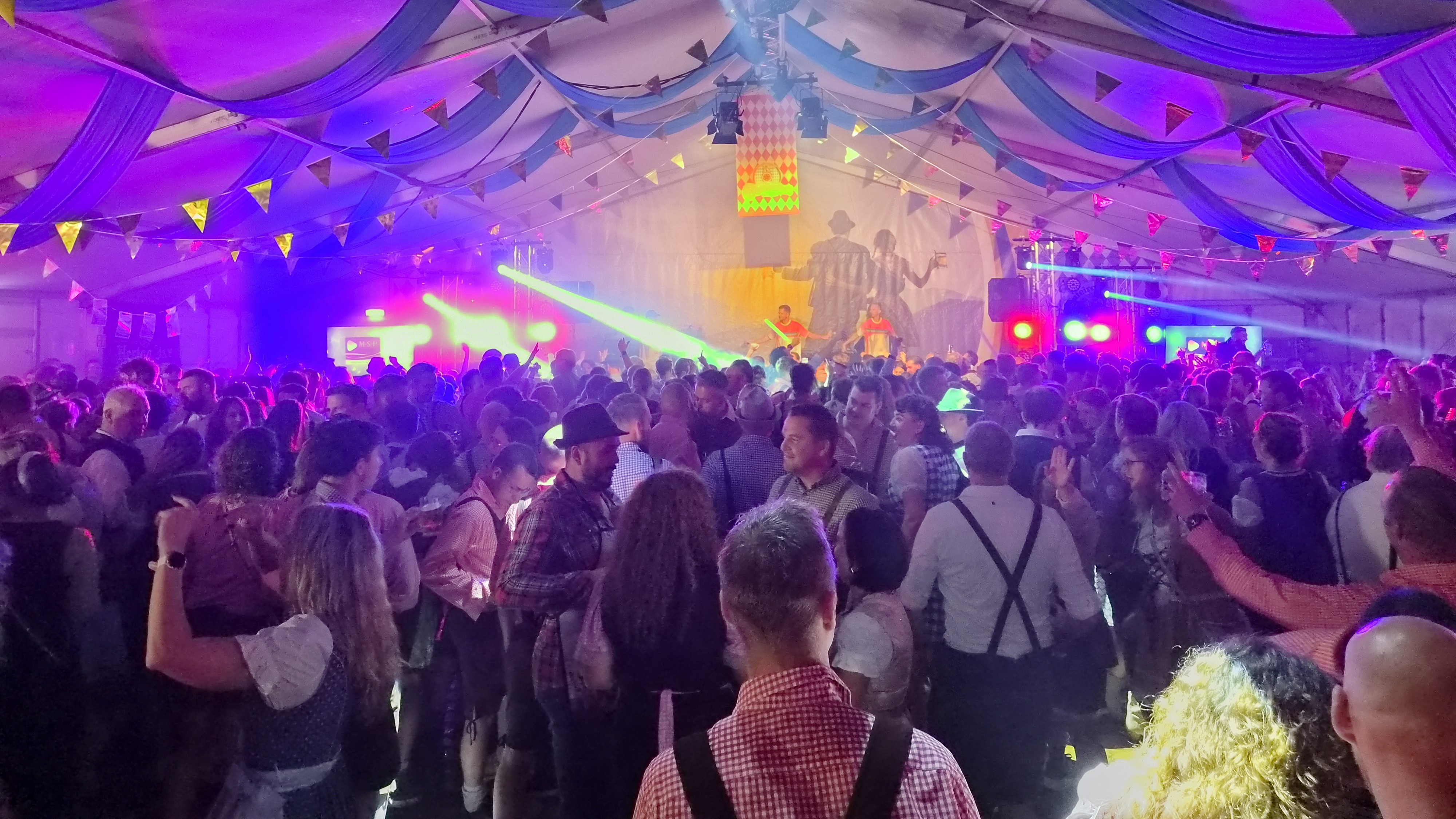 Foto: Oktoberfest Nunspeet trekt 700 bezoekers: 'Niet meer leeg geweest'