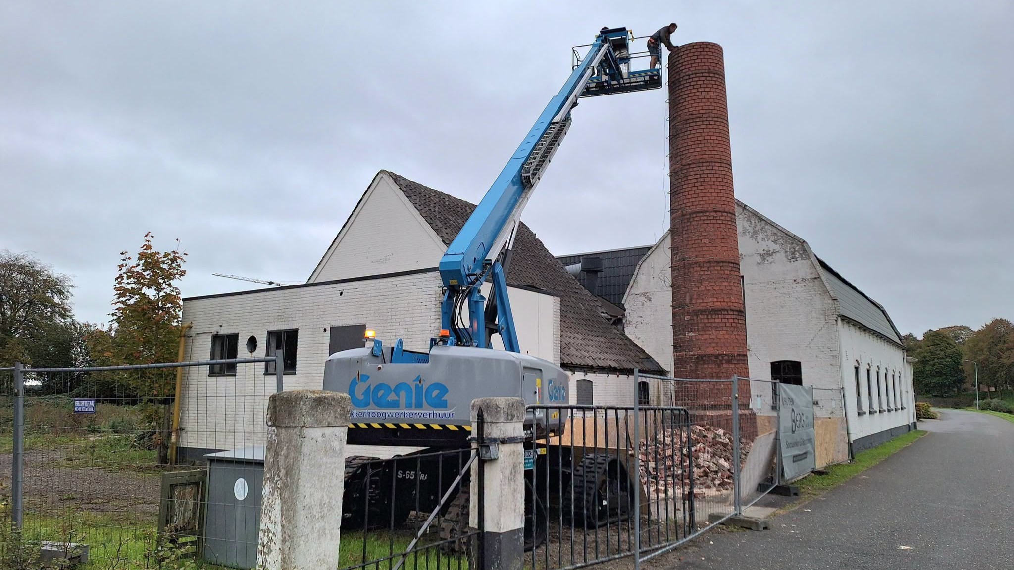 Foto: Sloop historische schoorsteen in Elburg begonnen: stukje industrieel verleden verdwijnt