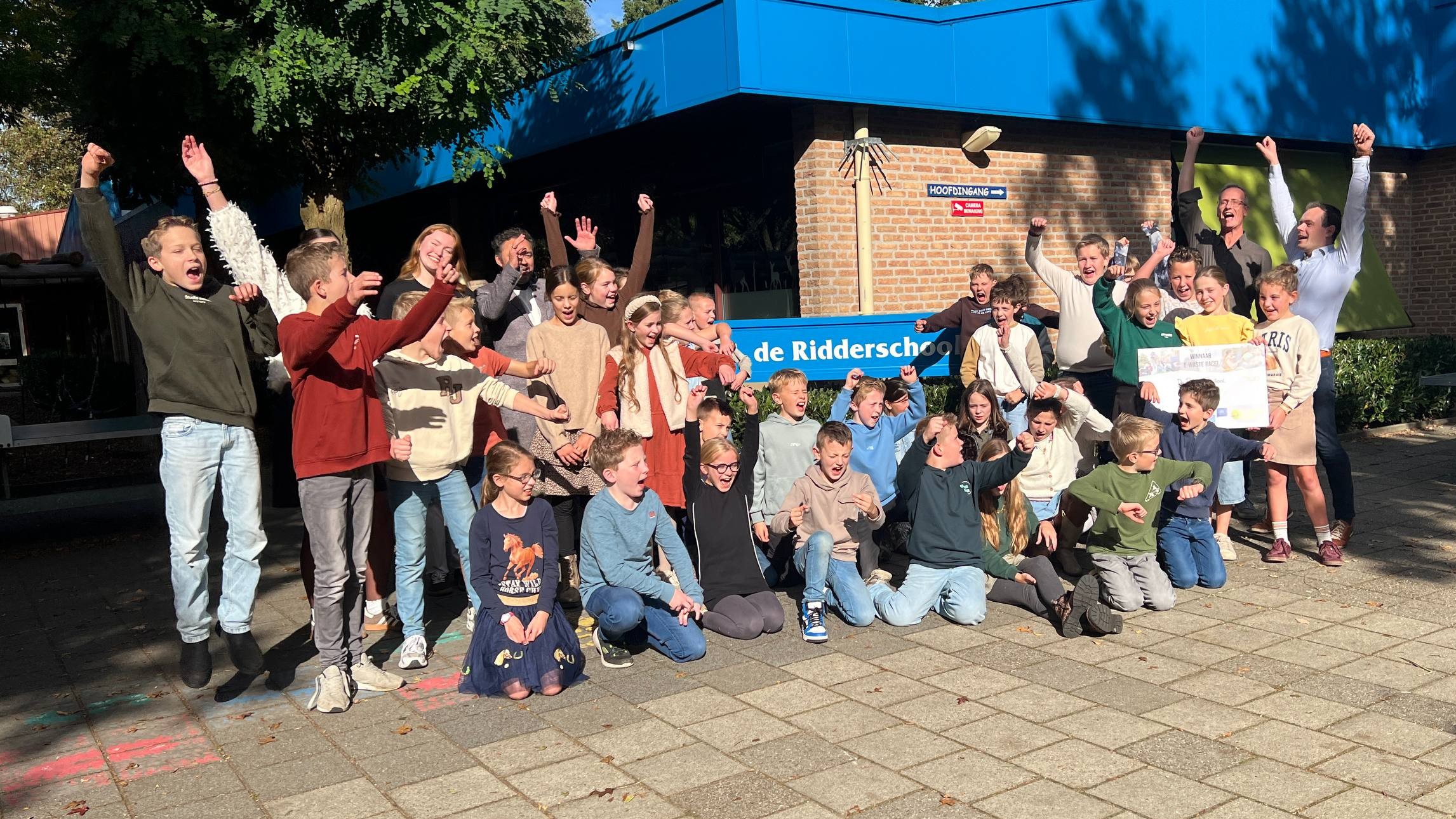 Ridderschool herpakt koppositie en wint E-waste Race