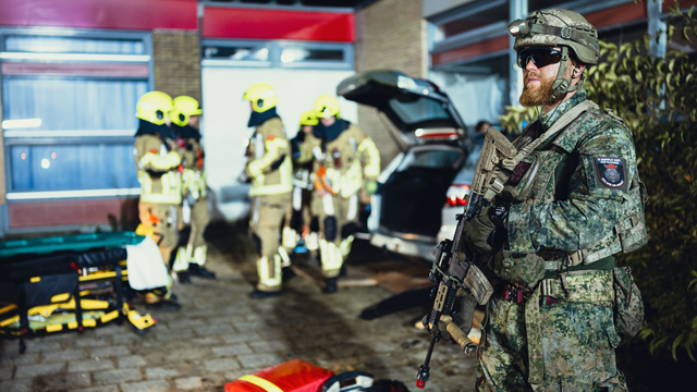 Foto: Militairen oefenen midden in woonwijk Barneveld: ‘Dat maakt het extra realistisch’