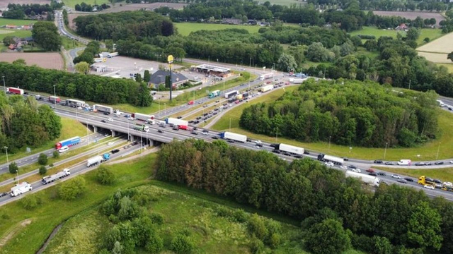 Foto: Barneveld hoopt op bredere A1: ‘Op een dinsdag en donderdag sta je al snel drie kwartier in de file’