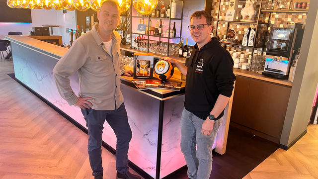 Foto: Van Guilik BBQ en Catering verlengt sponsorcontract bij DSV'61