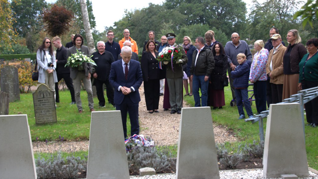 Foto: Tsjechische delegatie en ambassadeur herdenken omgekomen vliegeniers in Oosterwolde