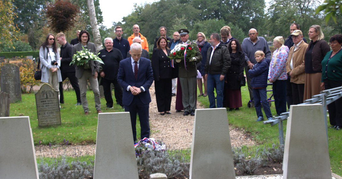 Tsjechische delegatie en ambassadeur herdenken omgekomen vliegeniers in Oosterwolde