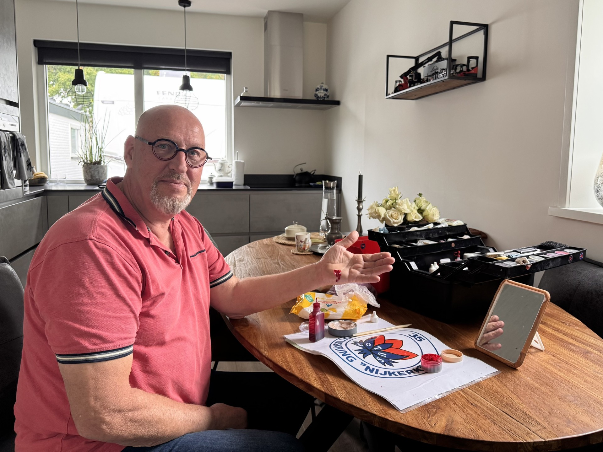 Foto: Gijs speelt al ruim 30 jaar vrijwillig slachtoffer: ‘Je moet een beetje prettig gestoord zijn’