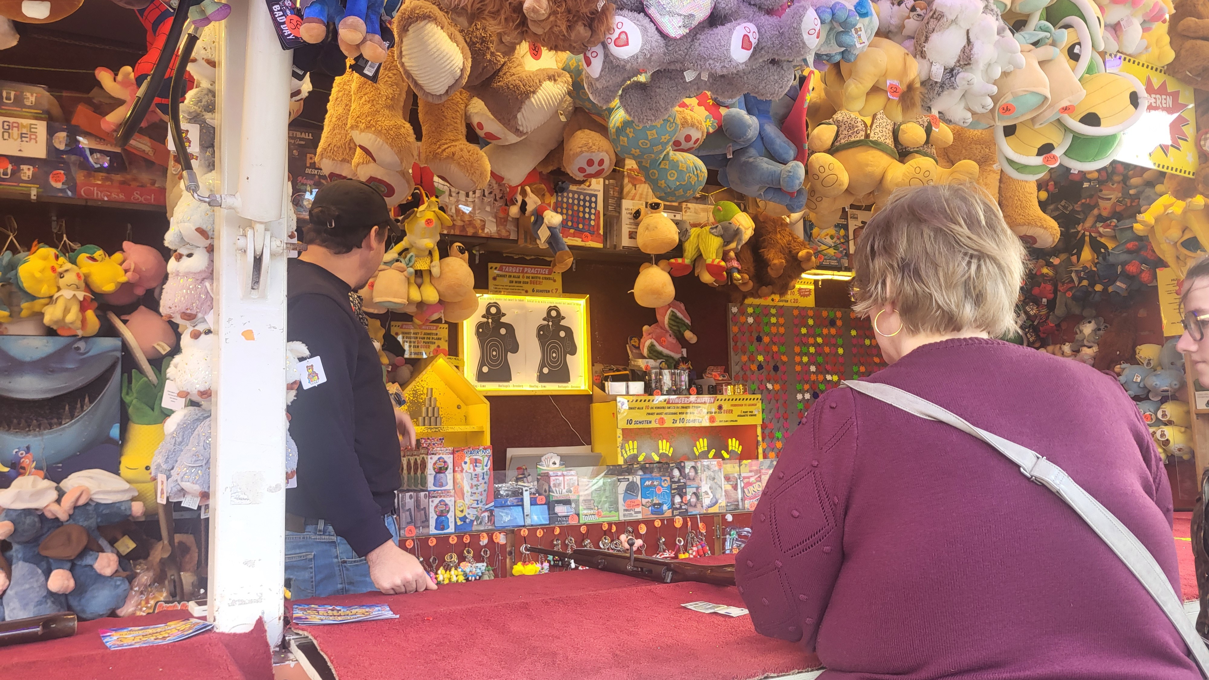 Achter de schermen bij schiettent kermis Nunspeet
