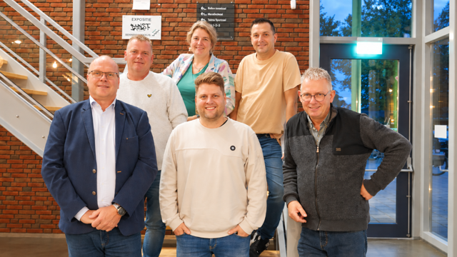 Foto: Reina Bos volgt Adrie Dekker op als voorzitter van Oranjevereniging Oldebroek