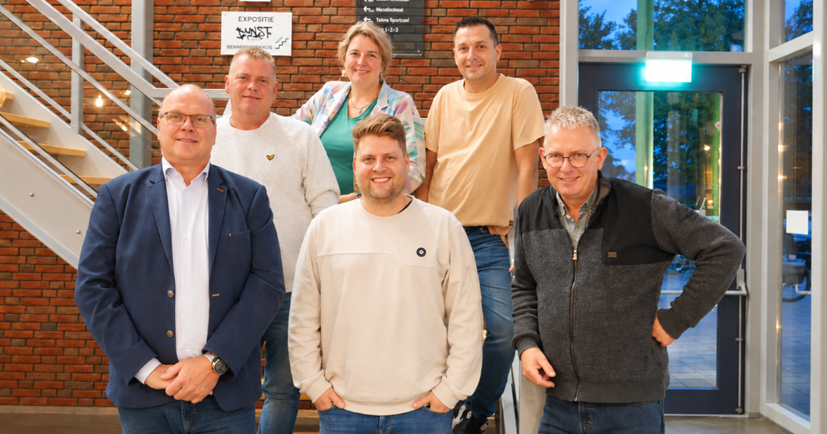 Reina Bos volgt Adrie Dekker op als voorzitter van Oranjevereniging Oldebroek