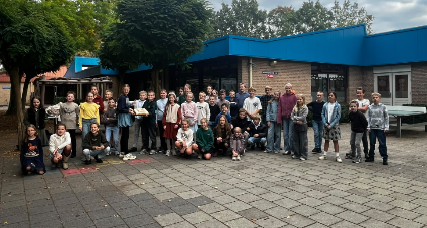 Foto: Oosterwolde grijpt nét naast winst E-waste Race en verrast winnaar met taart