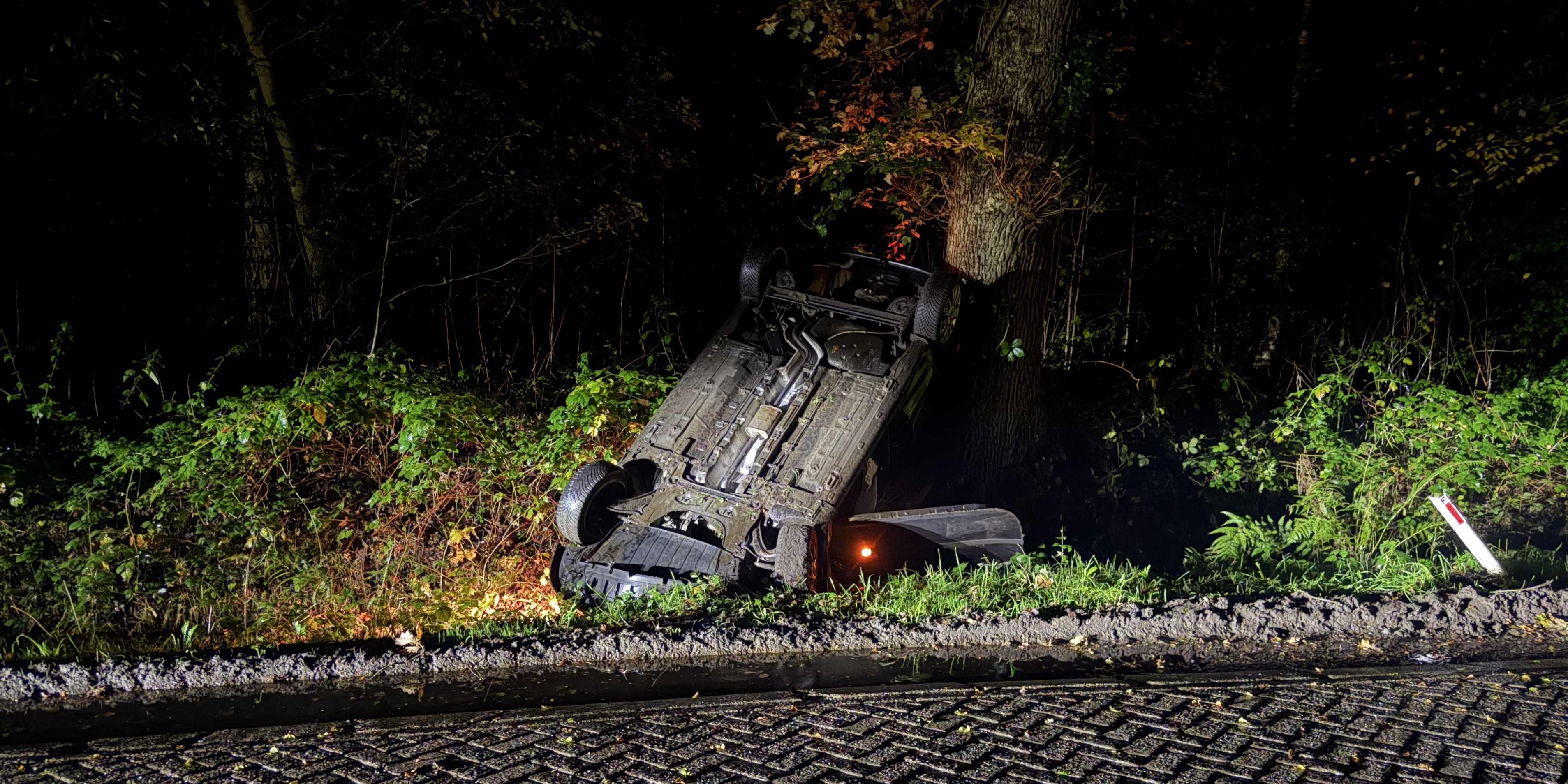 Foto: Auto eindigt op zijn kop tegen boom op Beulekampersteeg