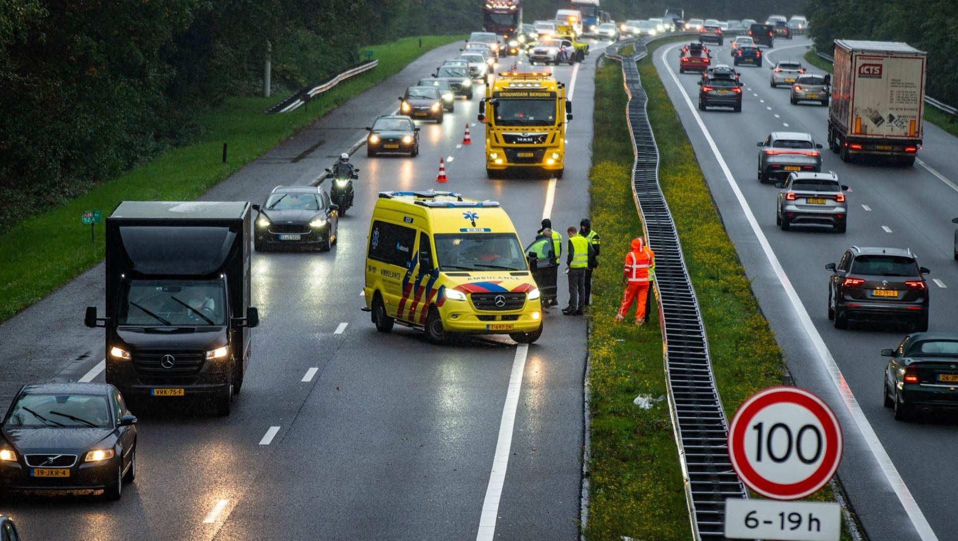 Foto: Halfuur vertraging op A28 bij Harderwijk na kop-staartbotsing