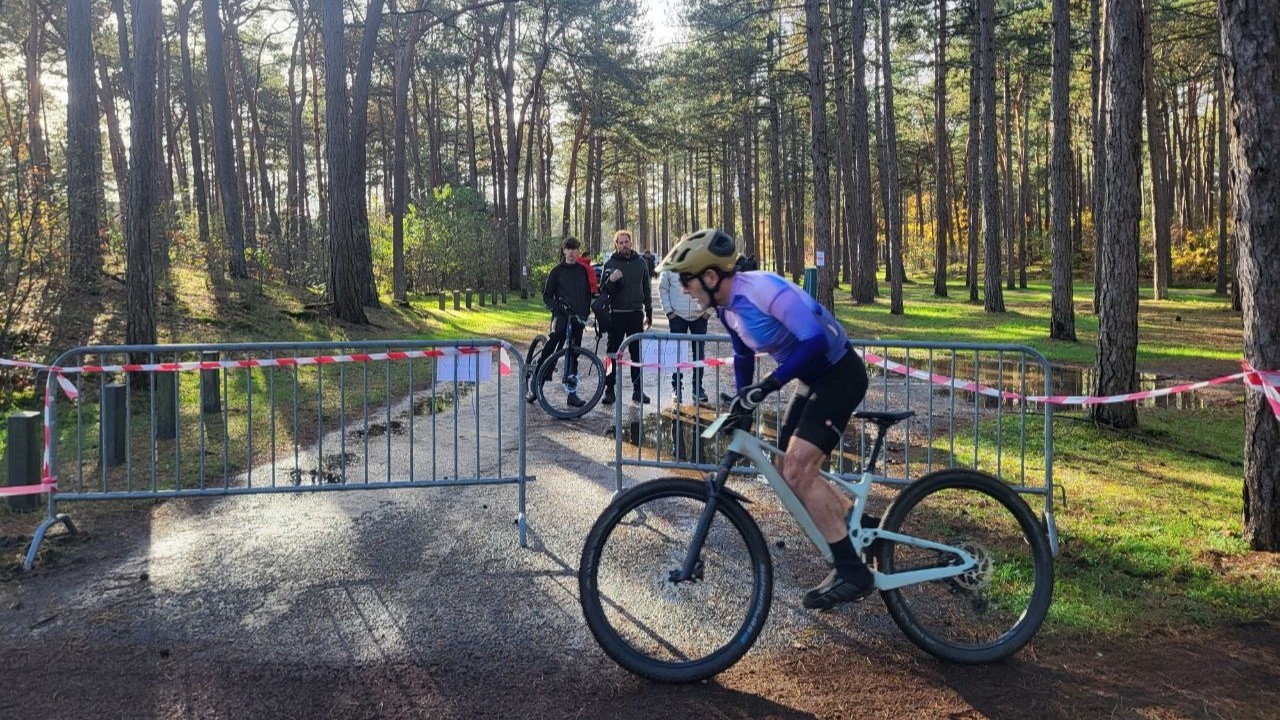 Foto: Zandenplas omgetoverd tot opening van Veluwse MTB competitie