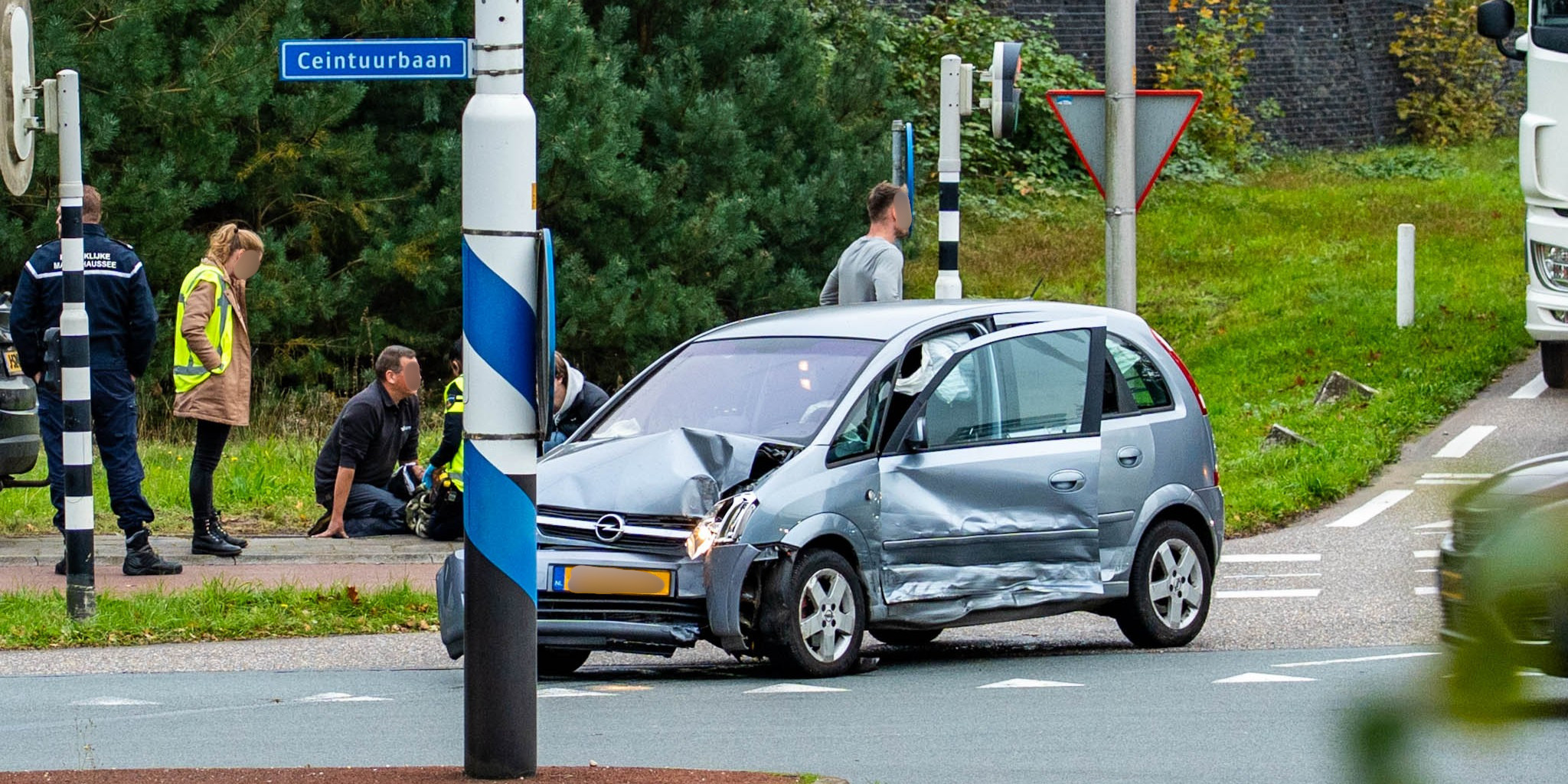 Foto: Flinke verkeershinder na botsing op kruising in Harderwijk
