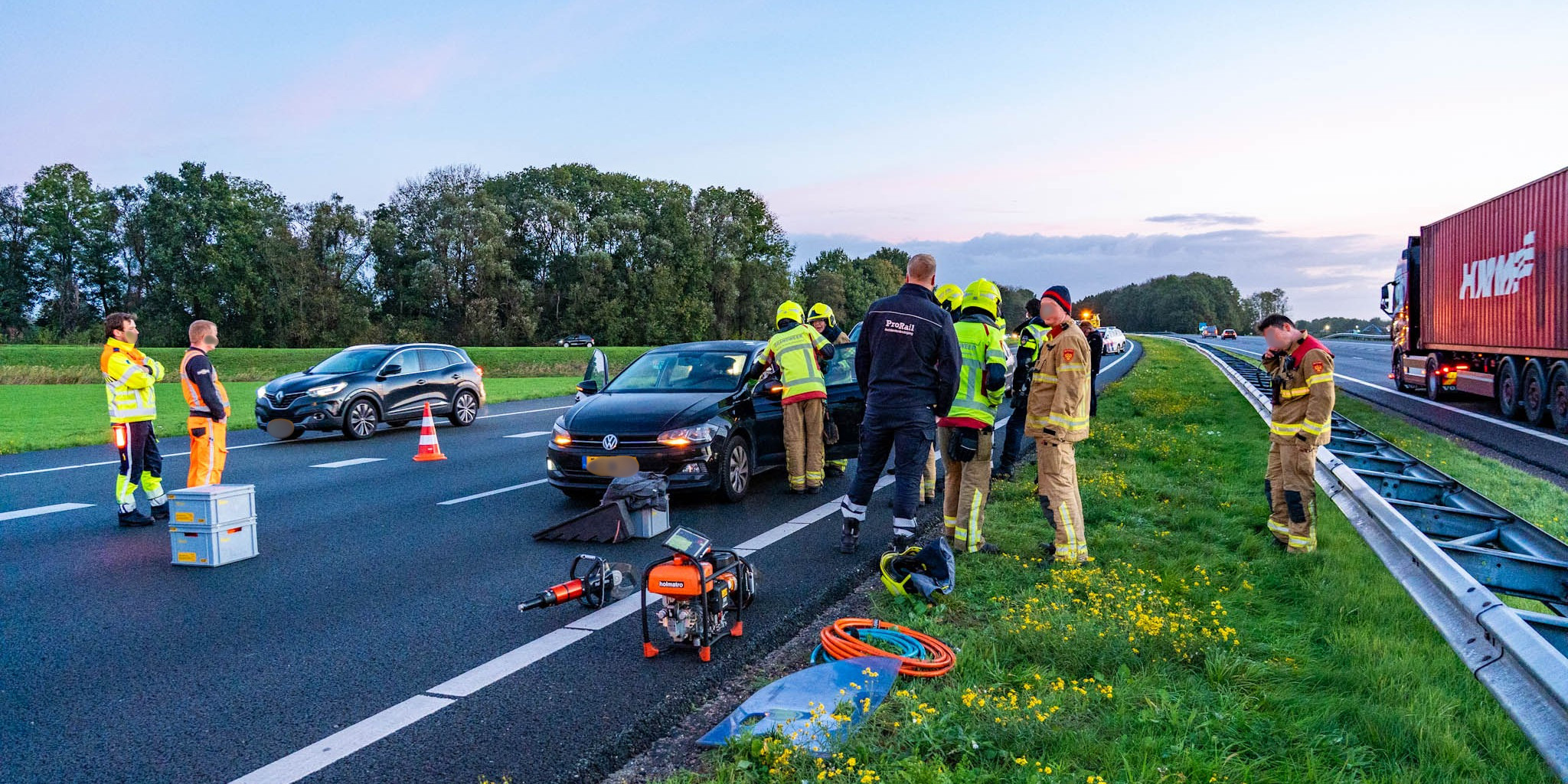 Foto: Vrouw naar ziekenhuis na ongeval op A28, uur vertraging