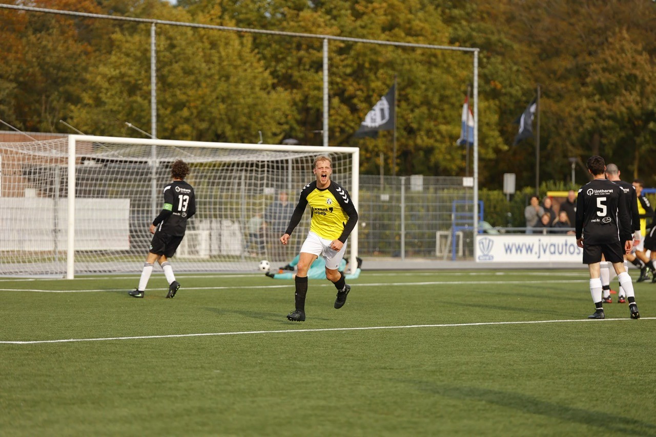 Foto: Elspeet wint doelpuntrijk duel met WWNA na hattrick