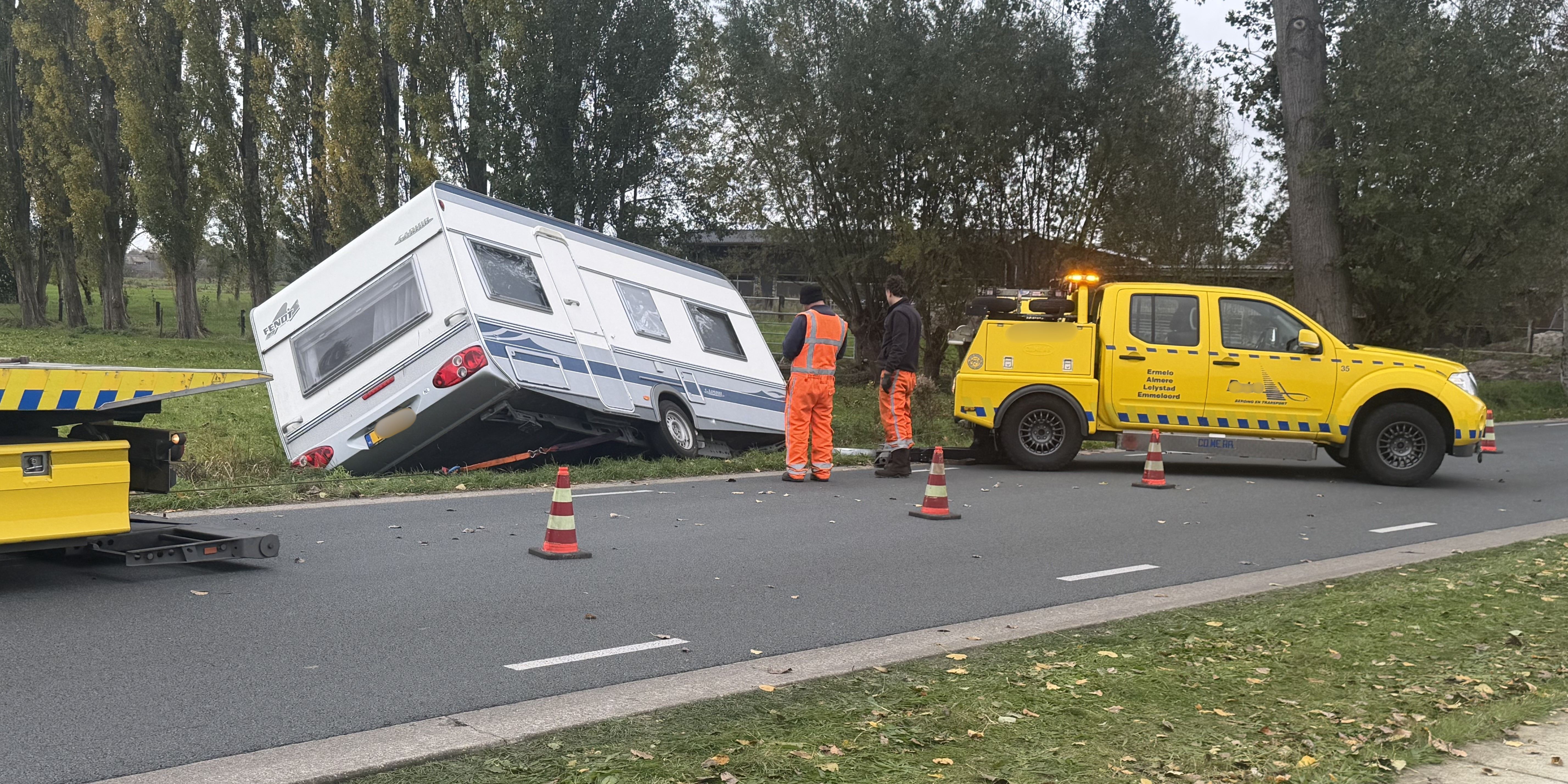 Foto: Caravan schiet los tijdens rit en eindigt in sloot in Putten