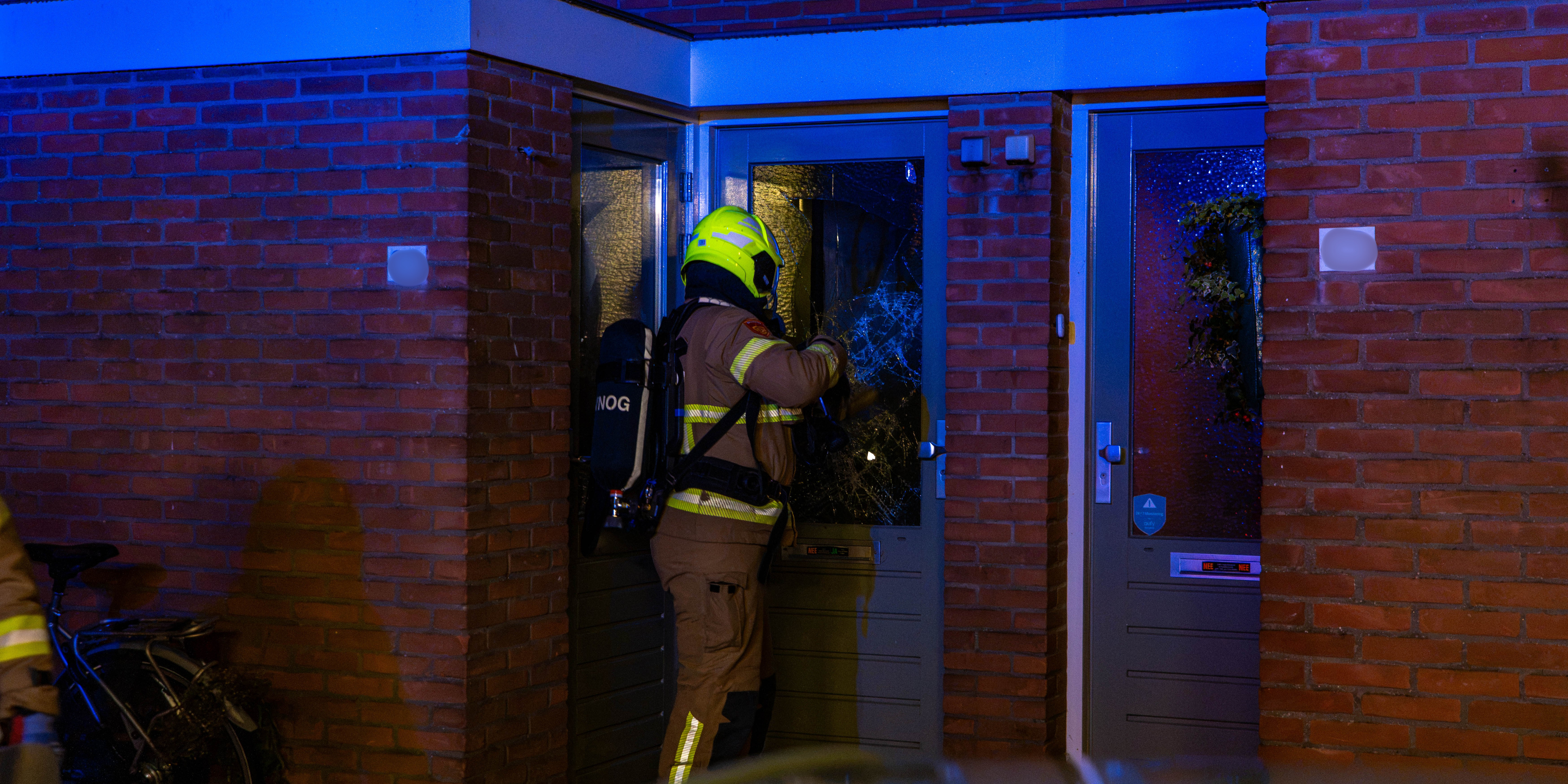 Foto: Hond vlucht uit brandende woning in Harderwijk, mogelijk verboden spullen gevonden