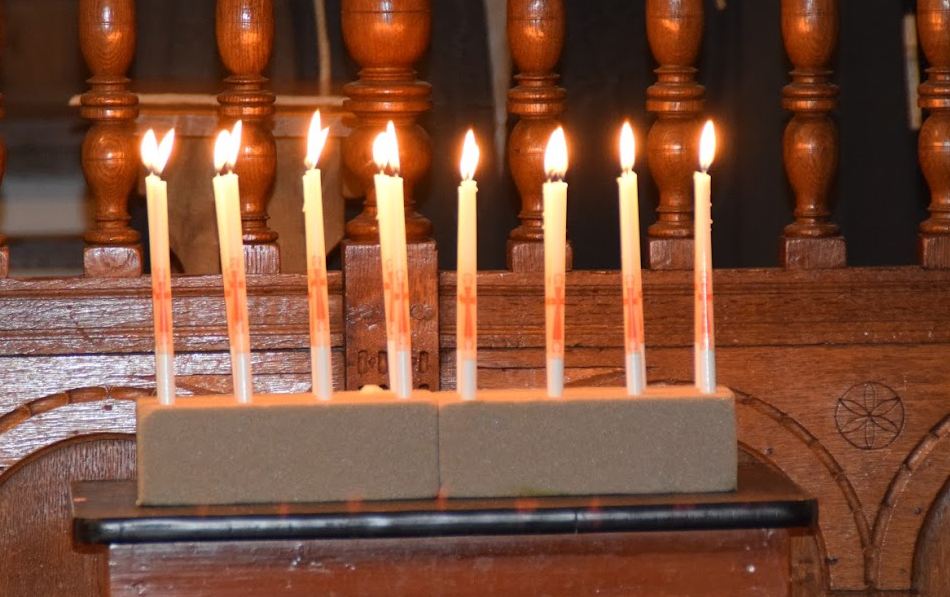 Foto: Kaarsje aansteken voor een dierbare in de kapel van Museum Elburg