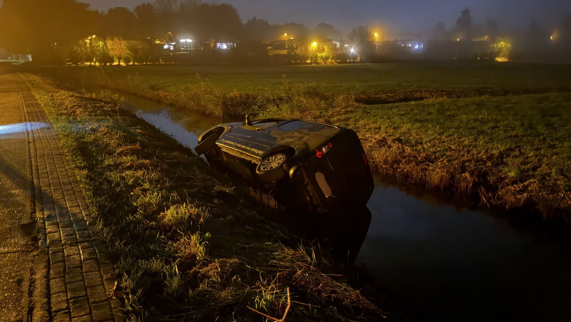 Foto: Bestelbus belandt in sloot op mistige Arlersteeg bij Putten