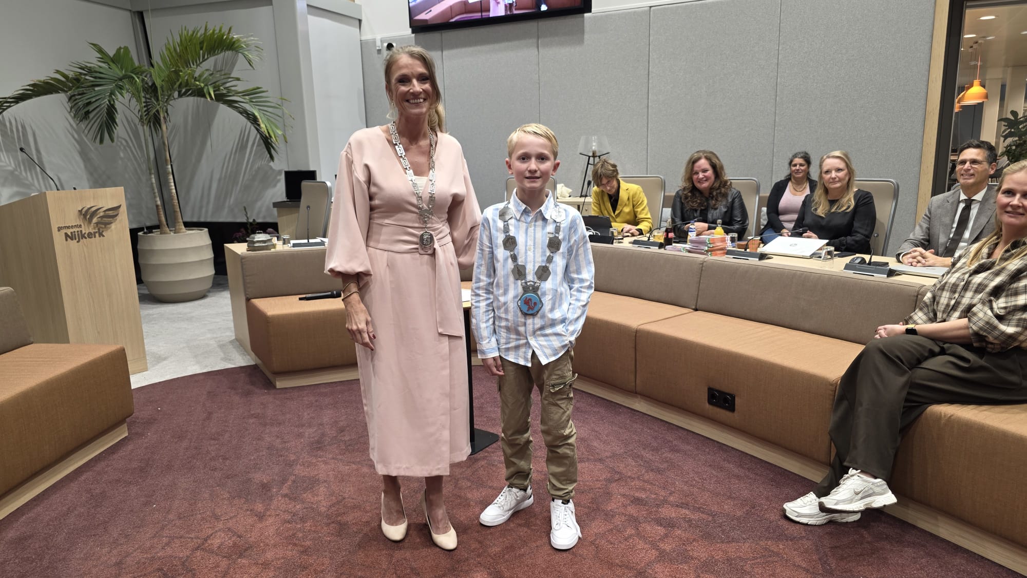 Foto: Bram (11) is de eerste kinderburgemeester van Nijkerk en krijgt een bijzonder aandenken