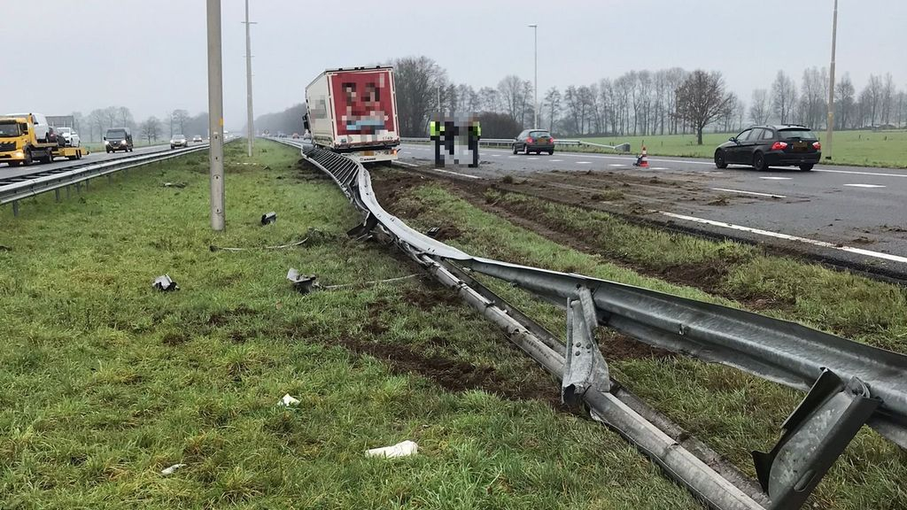 Foto: Vrachtwagen rijdt 120 meter vangrail aan gort op A50