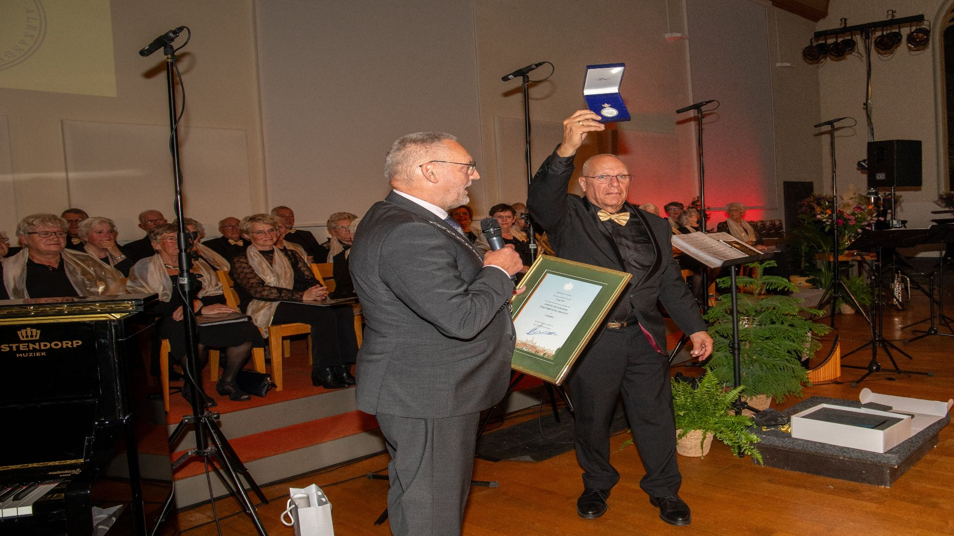 Foto: Christelijk Gemengde Zangvereniging Hosanna ontvangt Koninklijke Erepenning