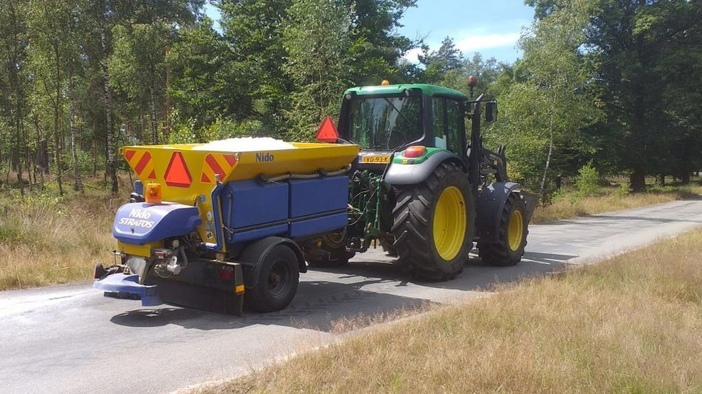 Foto: Zout strooien midden in de zomer? Hier doen ze dat!