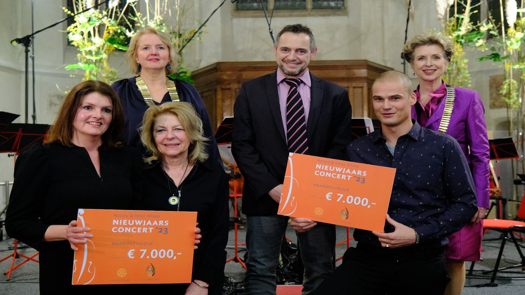 Foto: Rotary en Inner Wheel Epe overhandigen 14.000 euro aan goede doelen