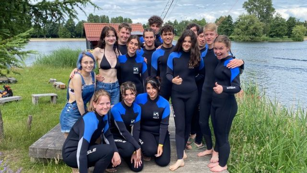 Foto: Rotary Club Epe laat internationale groep kinderen Nederland zien