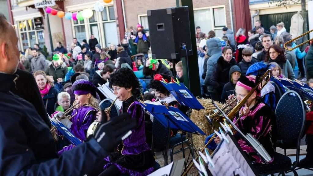 Foto: Wilhelminaband speelt voor Sinterklaas