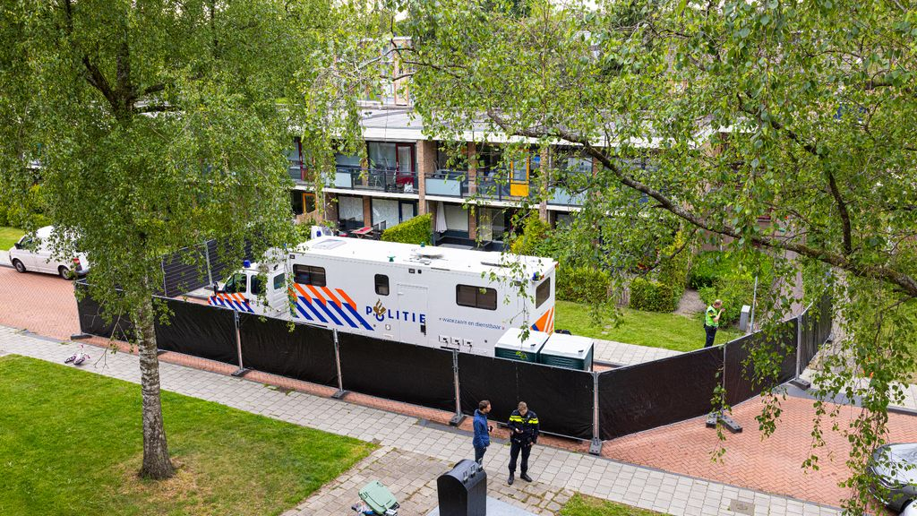 Foto: Dode gevonden in woning in Epe: 'Arrestant meegenomen in busje'