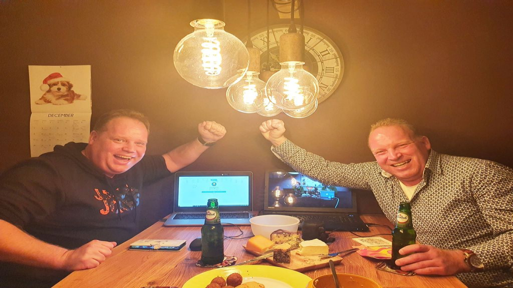 Foto: Team Niekamp wint nipt eerste editie Vaassense Online Pubquiz