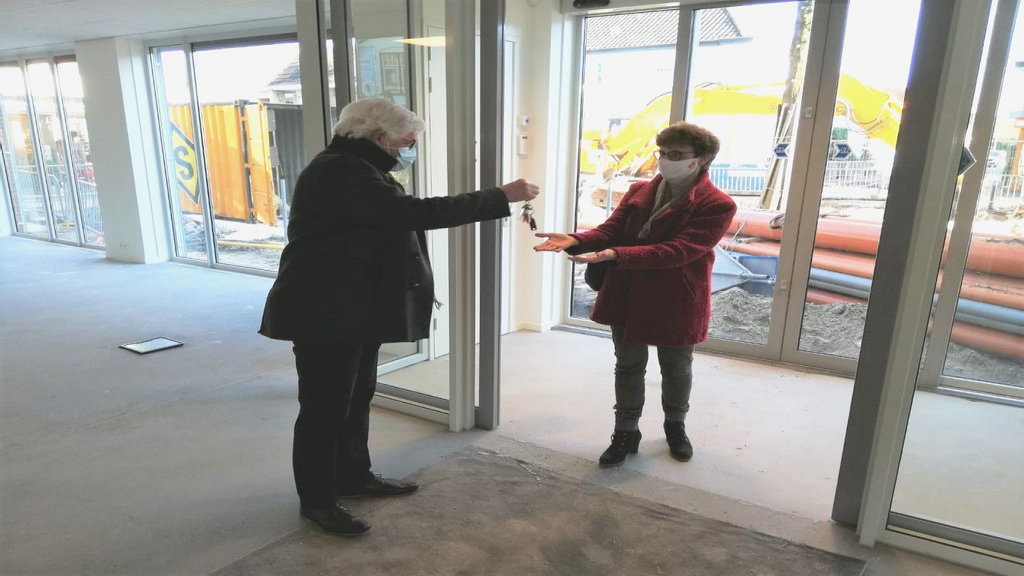 Foto: Sleuteloverdracht nieuwe bibliotheek Vaassen