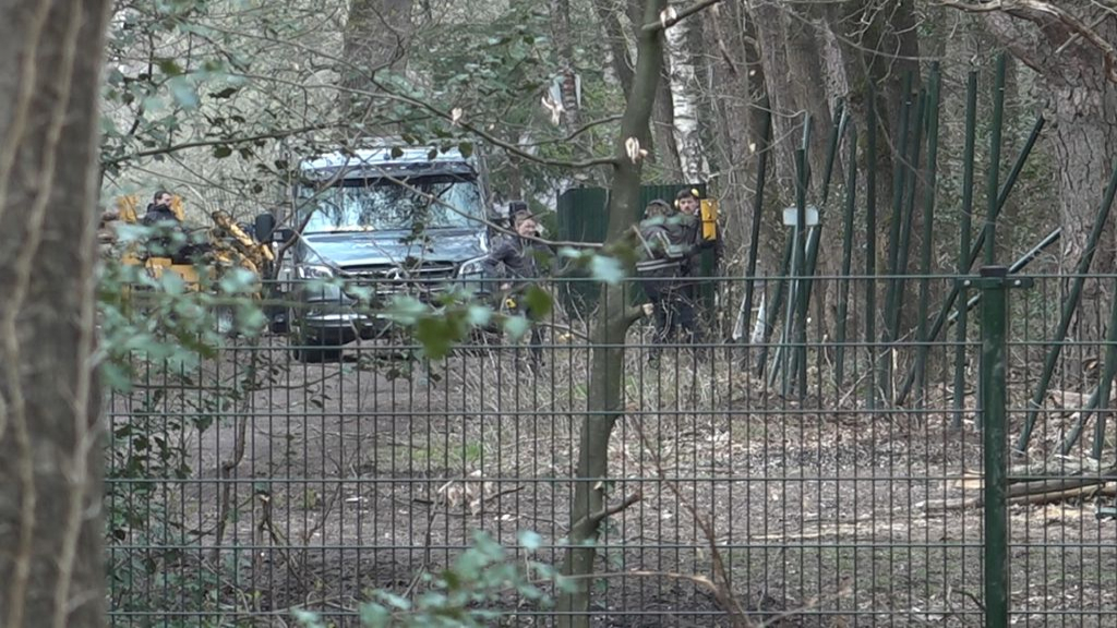 Foto: Bos Vaassen afgesloten door eigenaar, wandelaars boos