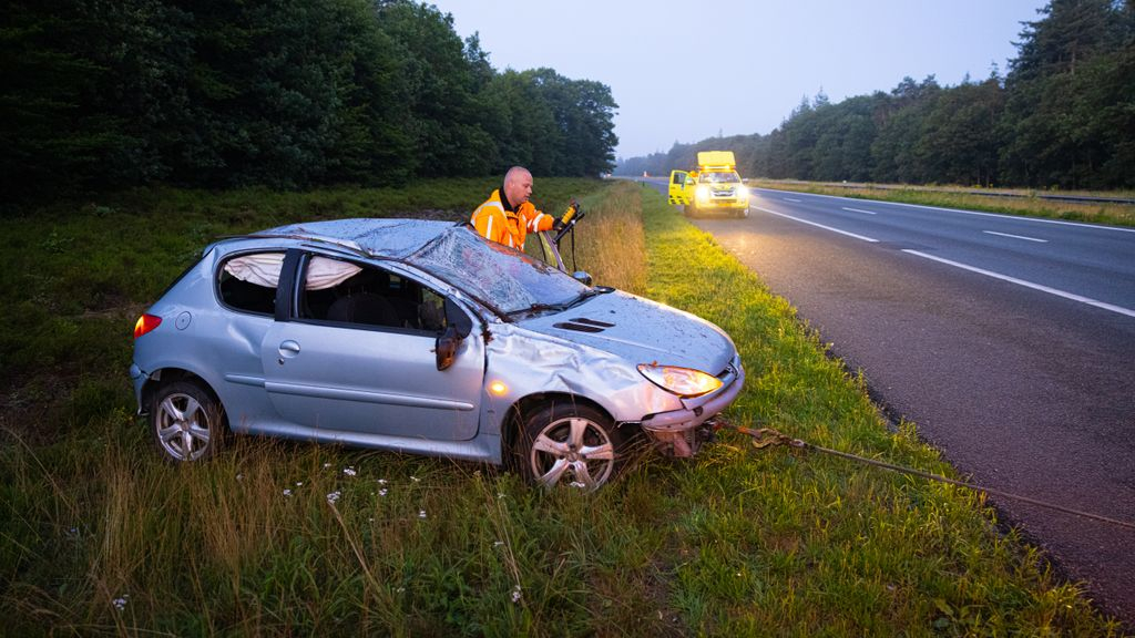 Foto: Auto slaat over de kop op A50, bijrijder gewond