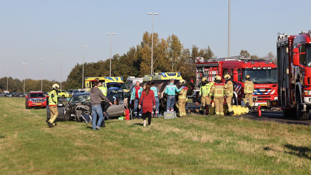 Foto: Politie zoekt getuigen van zware crash A50, 'Mercedes botste vol achter op file'