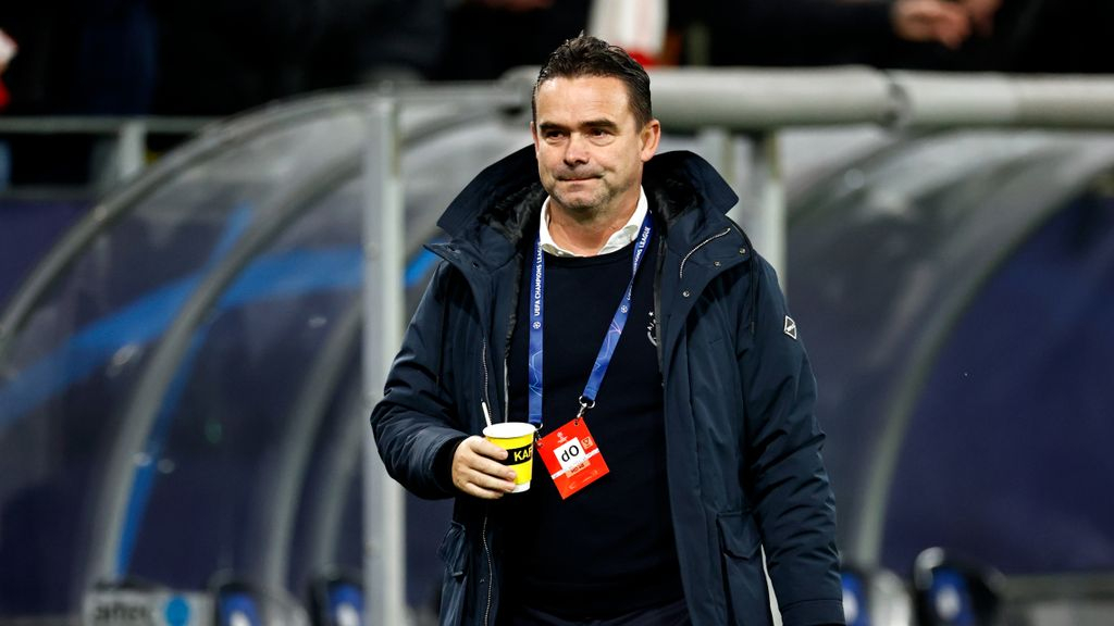 Foto: Overmars vertrekt bij Ajax om grensoverschrijdend gedrag: 'Ik schaam me kapot'