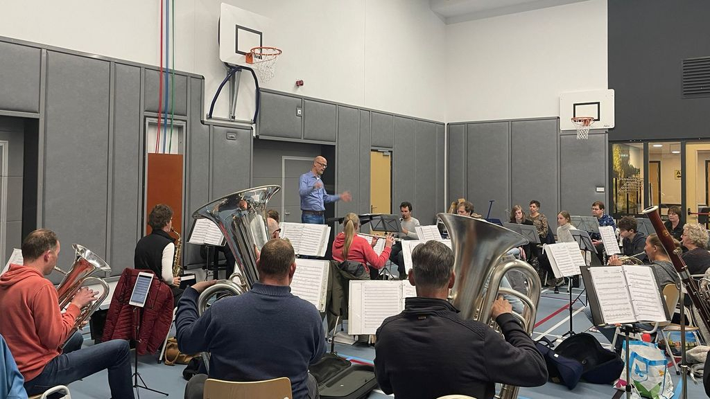 Foto: Prins Bernhard verwelkomt nieuwe dirigent