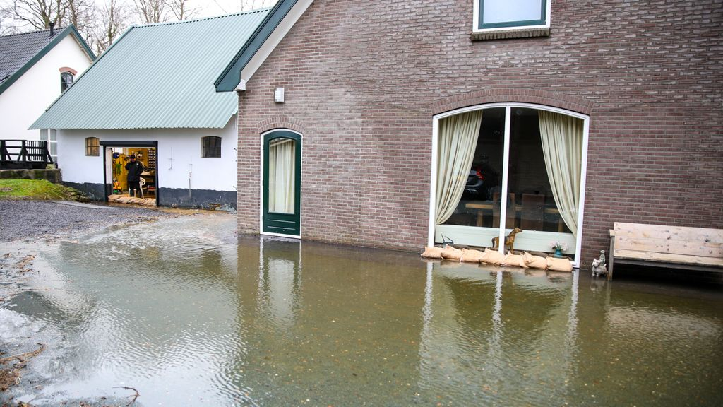 Foto: Boerderijen dreigen onder te lopen door extreme regenval