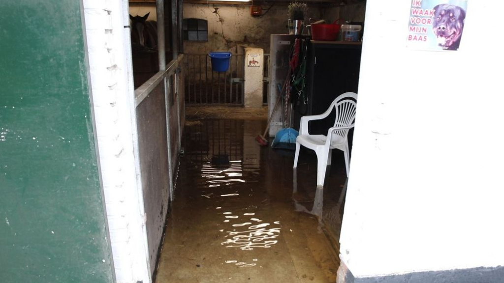 Foto: 'Ik mag de boerderij nog niet in', schade is enorm door extreme regenval