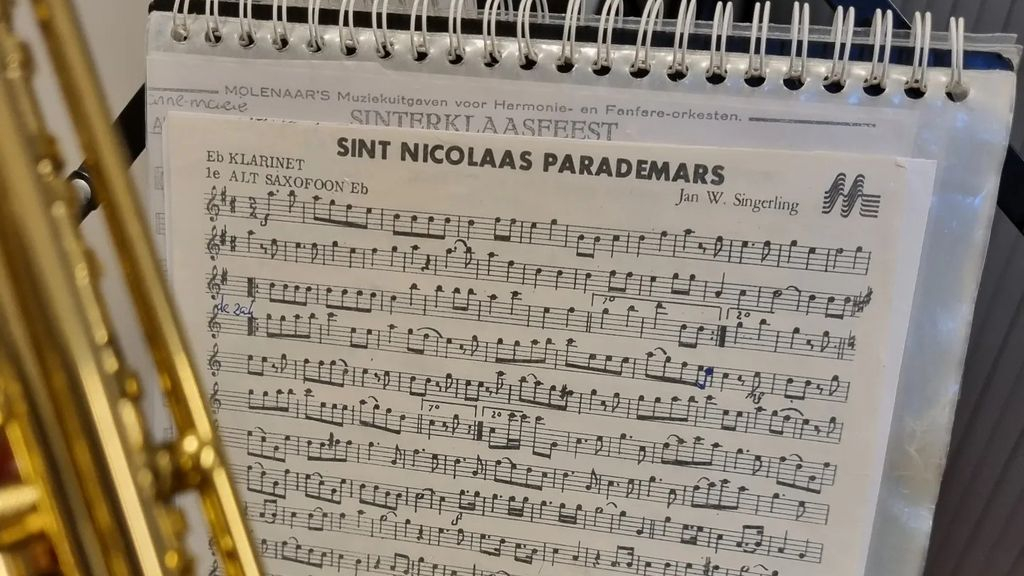 Foto: Vivo Veessen haalt Sinterklaas op bij de IJssel